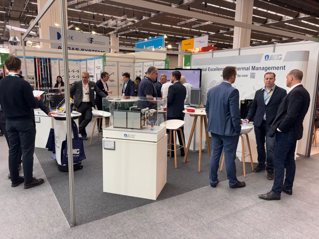 Zwei Messemodelle für die AKG Group auf der Data Centre World 2026 in Frankfurt
